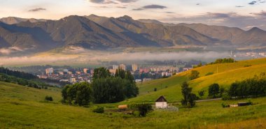 Liptovsky Mikulas Slovakya 'da. Şehrin Panorama 'sı, Liptovsk Mara Gölü dağlarla çevrili.