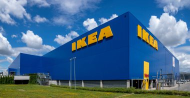 Wroclaw, Polonya-Temmuz 2020: IKEA mobilya şirketi logosu dış inşaat üzerine