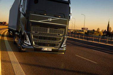 Yolda yarı römorklu modern Volvo kamyonu.
