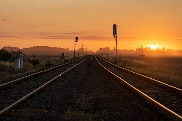 Vasúti Sínek Vidéken Egy Gyönyörű Ködös Napfelkeltekor — Stock Fotó