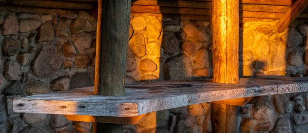 Holztisch Vor Dem Hintergrund Einer Steinmauer Beleuchtet Vom Warmen Natürlichen — Stockfoto