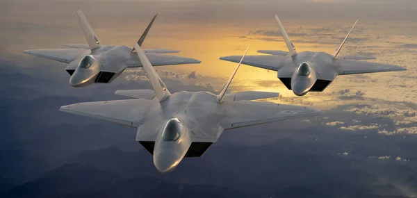 Beşinci neslin oluşumu: Lockheed Martin F-22 ABD Hava Kuvvetleri Raptor 'u bulutların üzerinde uçuyor