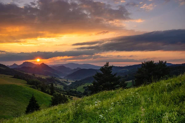 Puesta Sol Sobre Valle Montaña Eslovaquia Parque Nacional Pieniny —  Fotos de Stock