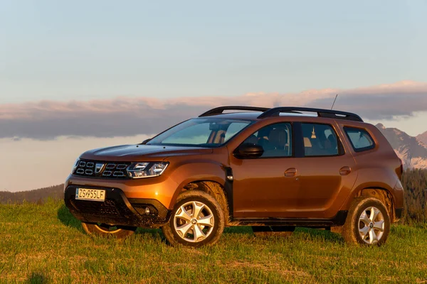 Dacia Duster Suv Hegyi Vadonban Naplementekor — Stock Fotó