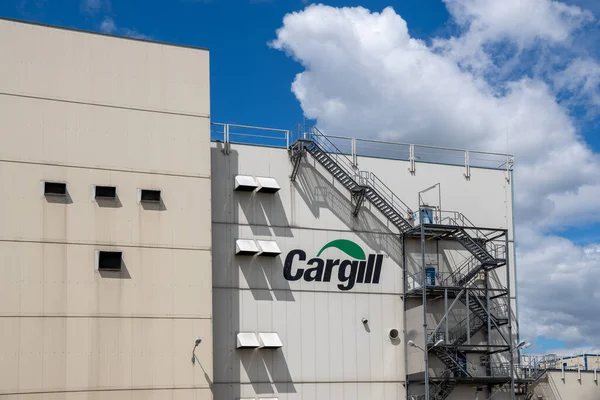 ポーランド ヴロツワフ2020年7月 工場の建物にカーギルのロゴ長年にわたり カーギルはポーランドの穀物 レイプ 飼料市場で事業を展開している企業の最前線にいます — ストック写真