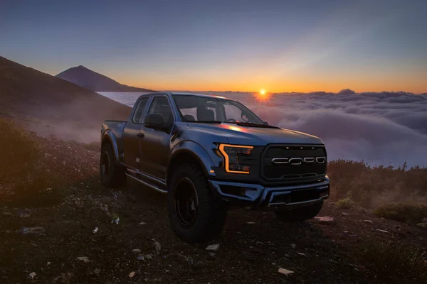 Ford Raptor Stojący Zboczu Wulkanu Nad Chmurą — Zdjęcie stockowe