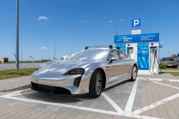 Porsche Taycan Supercar Électrique Borne Recharge Appartenant Société Polonaise Lotos — Photo