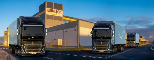 Volvo Lastwagen Mit Anhängern Mit Amazon Logo Stehen Vor Dem — Stockfoto