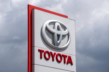 Bulutlu gökyüzünün önünde Toyota 'yı imzala