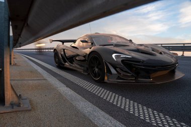 McLaren P1 GTR ve McLaren asfalt yolda 