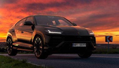 Lamborghini Urus, güzel bir gün batımında yollarda lüks bir spor SUV.