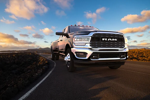 Dodge Ram 2500 Dağ yolunda