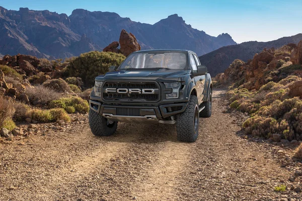 Ford 150 Raptor Sur Une Route Déserte Dans Les Montagnes — Photo