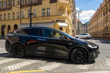Tesla Model X Prag sokaklarında araba sürerken