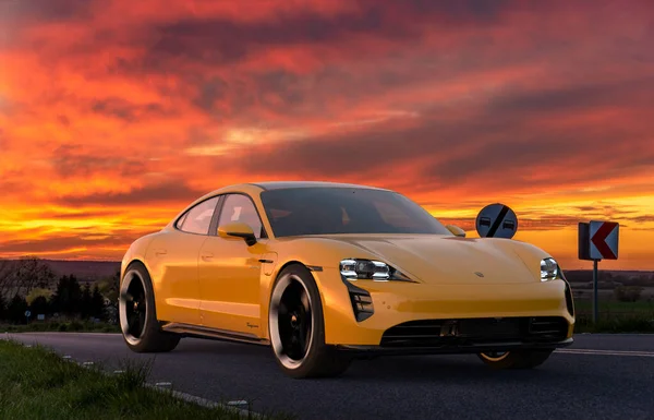 Porsche Taycan Carro Desportivo Totalmente Eléctrico Para Uma Condução Rápida — Fotografia de Stock