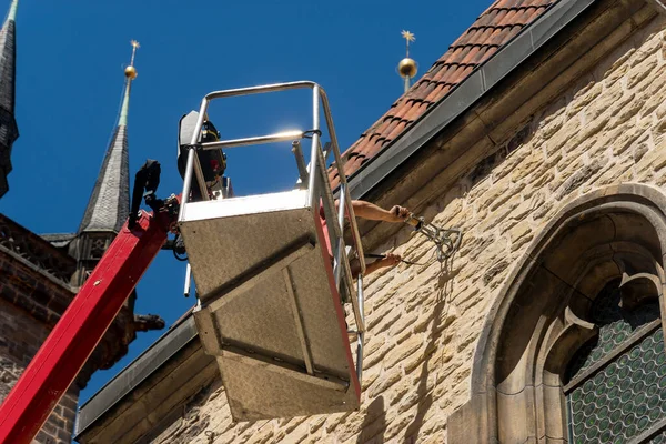 Yükseklerde çalış.