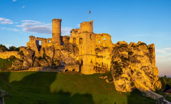 Kasteel Ogrodzieniec Polen Stralen Van Rijzende Zon Het Kasteel Maakt — Stockfoto