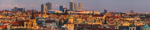 Panorama Praga Arquitetura Contra Pano Fundo Belas Nuvens Tempestade — Fotografia de Stock