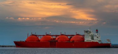 Limandaki tanker.