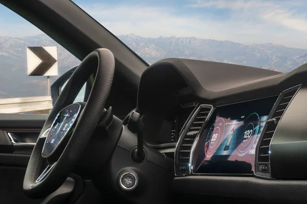 Wnętrze Nowoczesnego Samochodu Wyświetlaczami Desce Rozdzielczej Kierownicy Możliwością Autonomicznej Jazdy — Zdjęcie stockowe