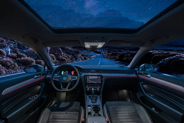 Автомобиль Находится Автономном Режиме Вождения Панорамной Стеклянной Крышей Время Движения — стоковое фото