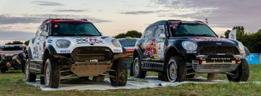 Krzysztof Holowczyc ve Mini All4 Racing 'den Mini All4 Racing Dakar Rallisi' nin on üç kez galibi Stéphane Peterhansel 'in logosuyla Baja Polonya rall otlağında