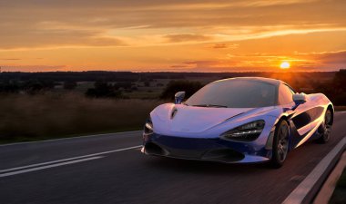 McLaren 720 'ler güzel bir akşam gökyüzünün arka planına karşı hızlı sürerken