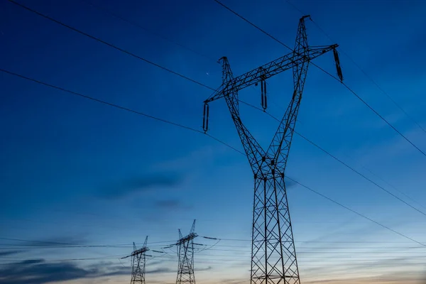 夜空を背景にした高電圧パイロン — ストック写真