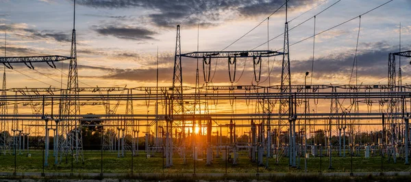 Trafo Istasyonu Batan Güneşte Güç Iletim Hatları — Stok fotoğraf