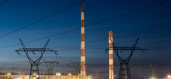 Elektrik Santralinden Gelen Yüksek Voltajlı Sütunlar — Stok fotoğraf