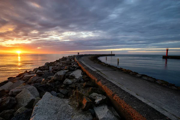 Wellenbrecher Der Hafeneinfahrt Bei Sonnenuntergang — Stockfoto