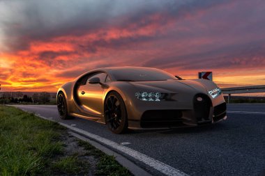 Bugatti Chiron yolda.