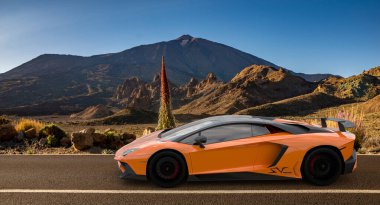 Lamborghini Bulvarı köşeye sıkıştığında. SV 6.5 V12 motorlu güçlü bir süper arabadır.