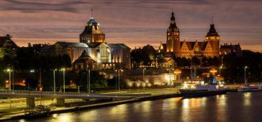 Polonya 'nın Szczecin şehrinde gece görüşü