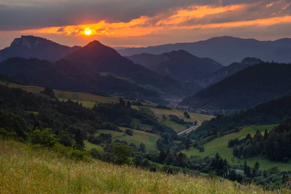 Puesta Sol Sobre Valle Montaña Eslovaquia Parque Nacional Pieniny —  Fotos de Stock