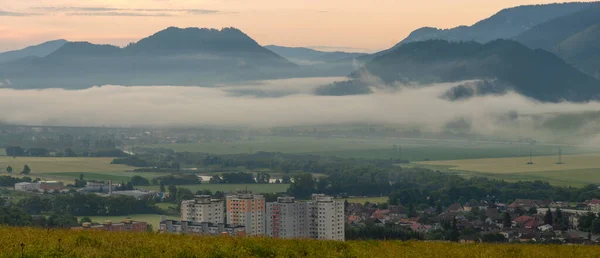 Kleine Stad Met Mistige Bergen Achtergrond — Stockfoto