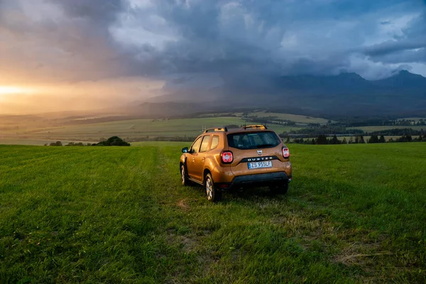 Dacia Duster Suv Der Bergwildnis Während Des Abendlichen Regengusses — Stockfoto