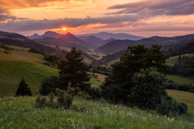 Slovakya 'da bir dağ vadisinde gün batımı Pieniny Ulusal Parkı' nda