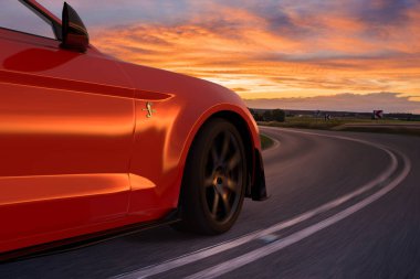 Gün batımında dinamik sürüş sırasında Ford Mustang Shelby
