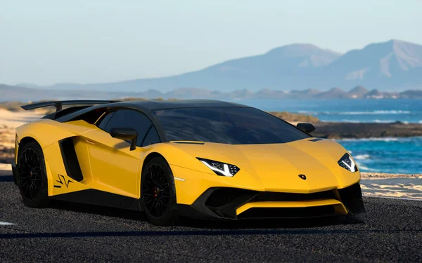 Lamborghini Aventador在一条穿过沙丘的高速路上 — 图库照片