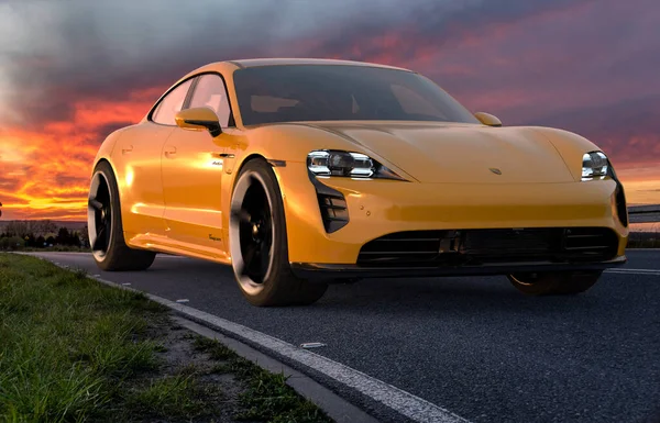 Porsche Taycan Pełni Elektryczny Samochód Sportowy Szybkiej Jazdy — Zdjęcie stockowe