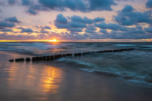 Meereslandschaft Bei Sonnenuntergang Strand Meereswellen Buhnen — Stockfoto