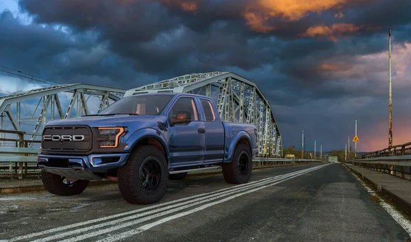 Ford F-150 Raptor - Gezegendeki En Ekstrem Üretim Aracı Gün batımında Yolda Duruyor