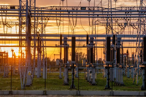 夕日の変圧器ステーション及び送電線 — ストック写真