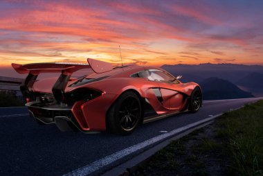 McLaren P1 GTR ve McLaren asfalt yolda 