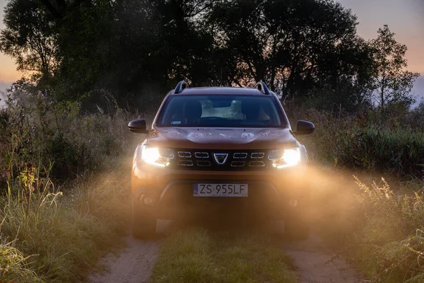 Dacia Duster Suv Camino Tierra Niebla Mañana —  Fotos de Stock