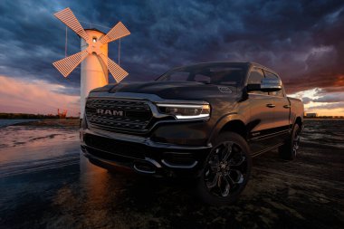 Lanzarote, İspanya - Ocak 2020: 1500 Dodge RAM Lanzarote volkanik arazisinden geçiyor.