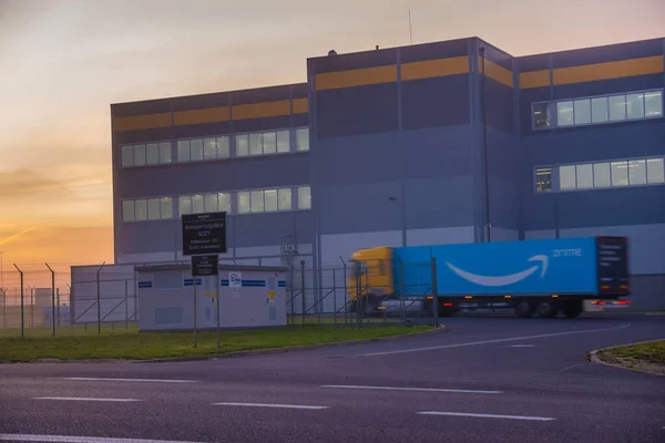 Przyczepa Ciężarówka Logo Amazon Prime Wchodzi Centrum Logistycznego Amazon — Zdjęcie stockowe
