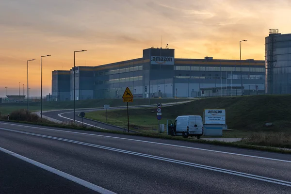 Route Menant Centre Amazon Fulfillment Dans Brouillard Matinal — Photo