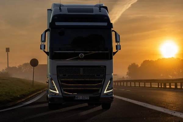 Camion Volvo Autostrada Mattino — Foto Stock